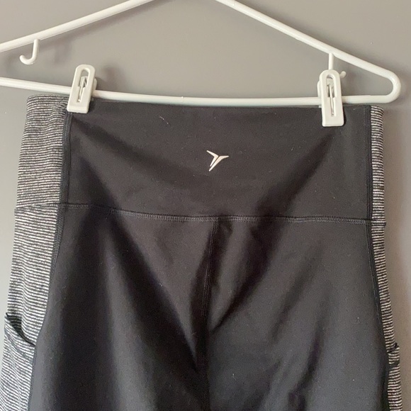 Old navy Active High Rise Leggings with Pockets - Picture 3 of 9